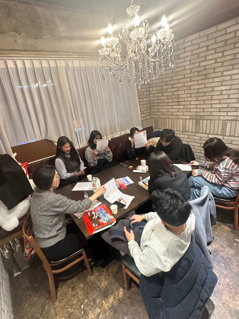 학습 자료를 펼친 테이블 주변에 앉은 참여자들