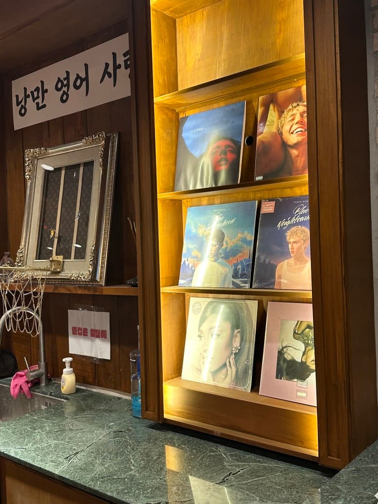 액자와 책장이 있는 실내 장식 공간