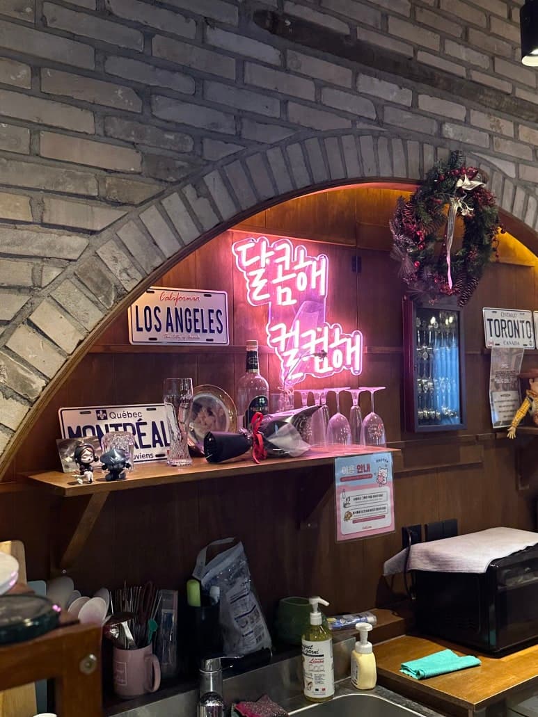벽돌 벽과 안내물로 꾸며진 컬컴 노원점 카운터