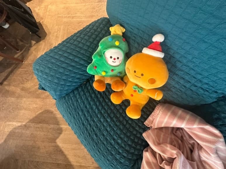 소파 위에 놓인 작은 캐릭터 인형들