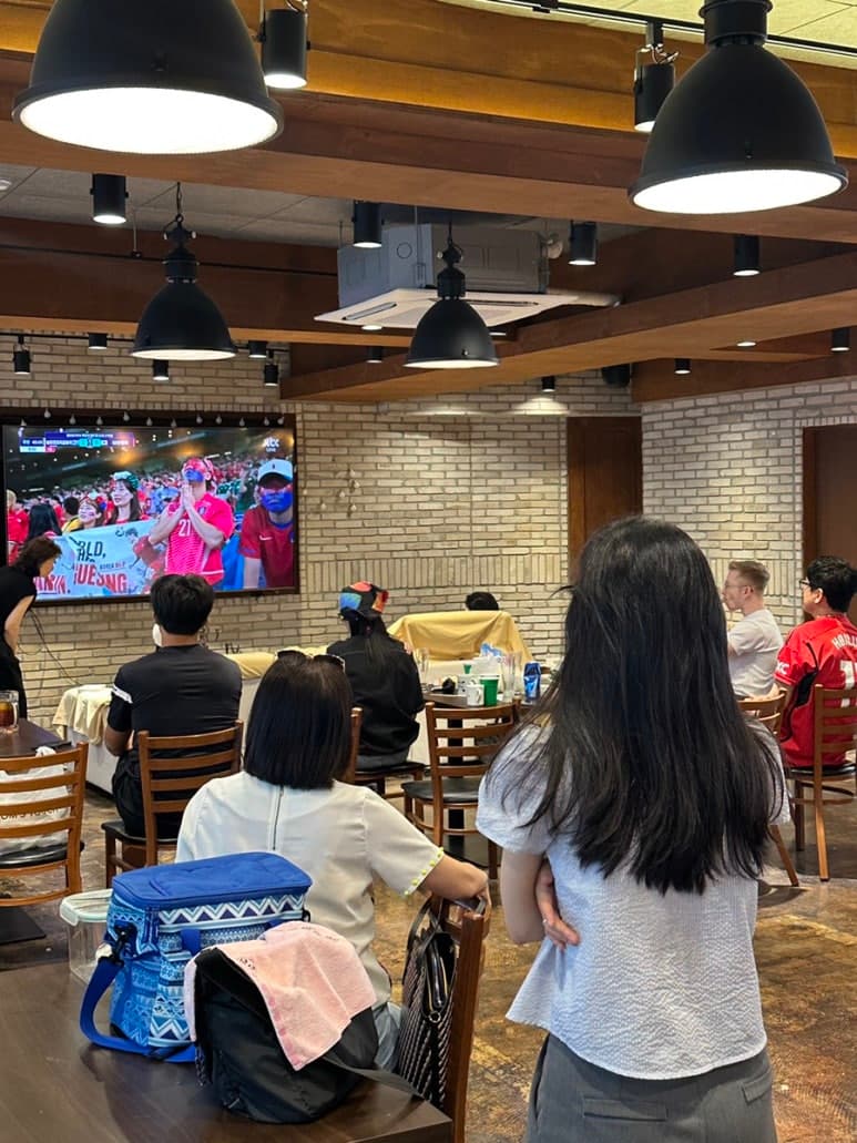 화면 앞 좌석에 여러 사람이 모여 있는 실내 모습