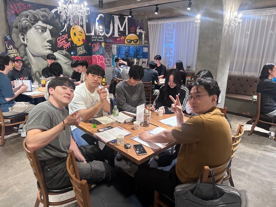 벽화와 테이블이 있는 컬컴 건대점 내부