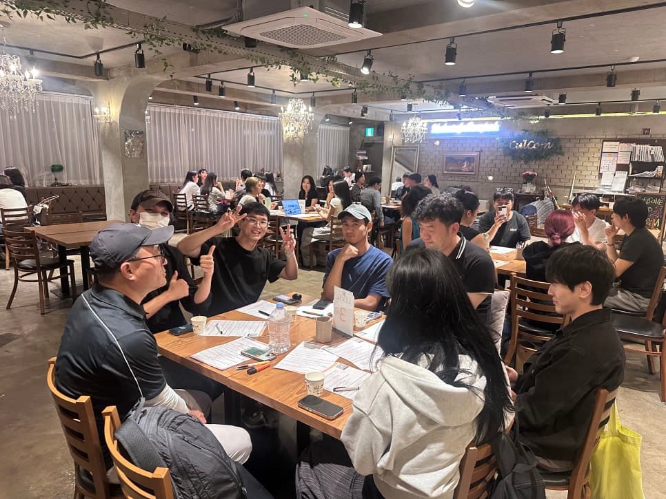 컬컴 건대점 테이블별로 자료를 보며 대화하는 참여자들