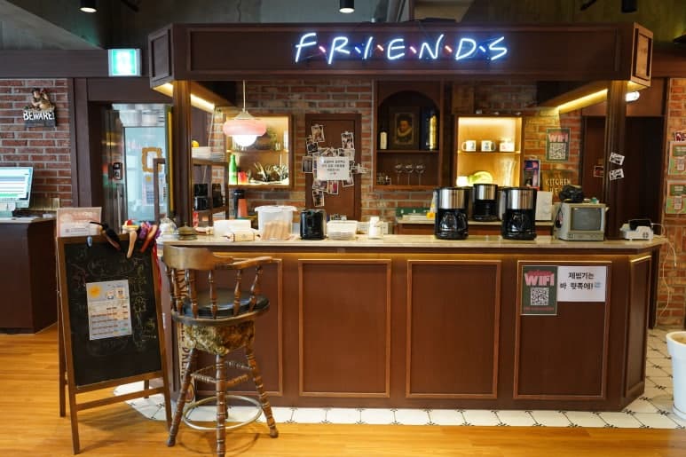 FRIENDS 문구 아래 마련된 컬컴 의정부점 카운터