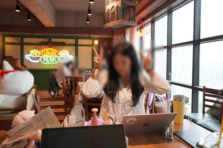 창가 테이블에 놓인 자료를 살펴보는 참여자들
